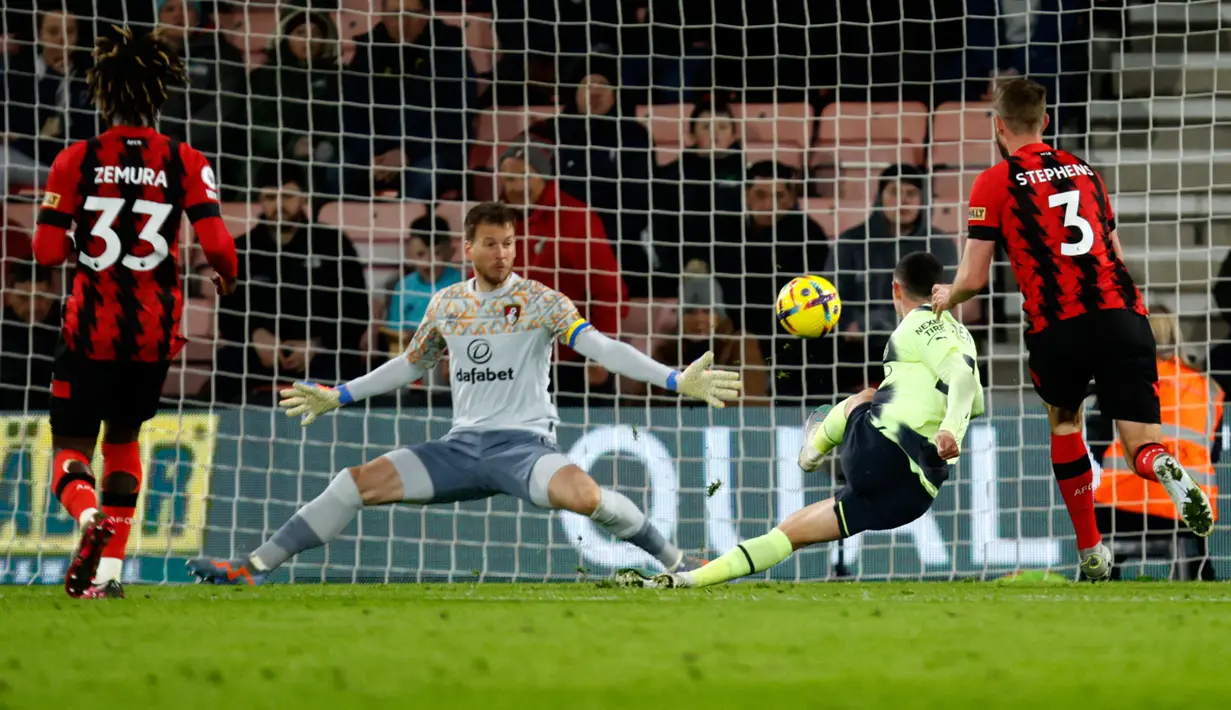 Pemain Manchester City Phil Foden (kedua kanan) mencetak gol ke gawang Bournemouth pada pertandingan sepak bola Liga Inggris di Vitality Stadium, Bournemouth, Inggris, 25 Februari 2023. Manchester City mengalahkan Bournemouth dengan skor 4-1. (AP Photo/David Cliff)