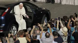 Paus Fransiskus tiba di halaman St. Damaso pada kesempatan audiensi umum mingguan di Vatikan, Rabu (16/9/2020). (AP Photo/Gregorio Borgia)