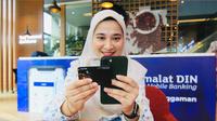 Nasabah melakukan isi ulang (top up) uang elektronik melalui aplikasi mobile banking Muamalat DIN di Jakarta, Rabu (9/7/2025). (Dok Bank Muamalat)