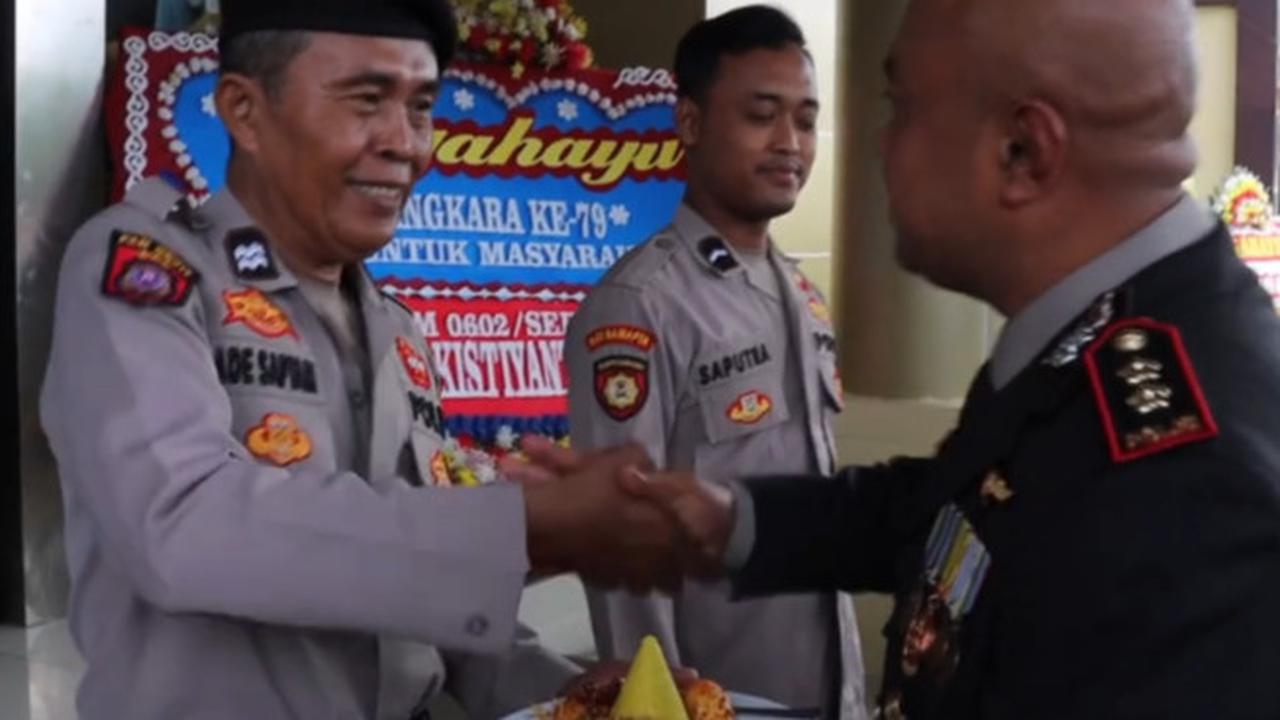 Kapolres Serang Beri Hadiah Spesial ke Anggota Polisi Paling Tua & Muda