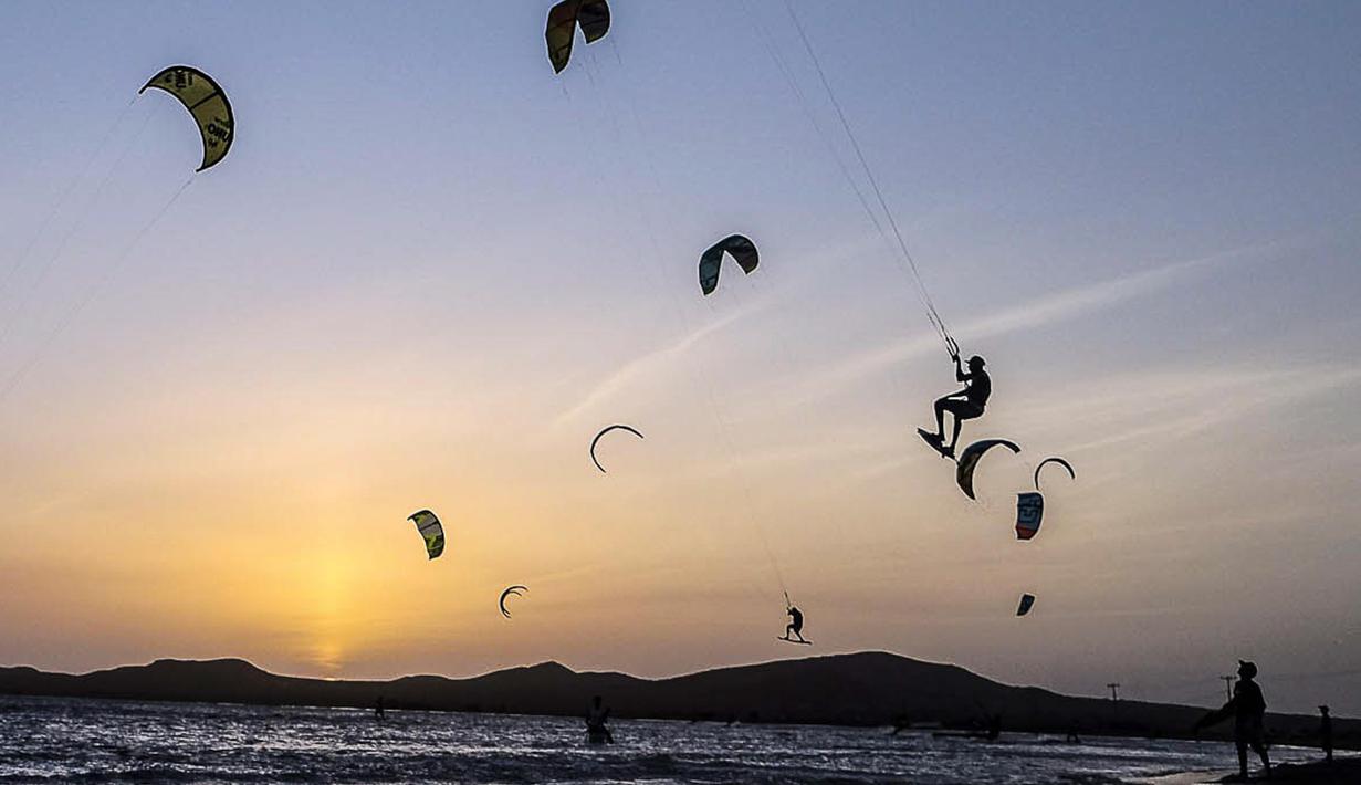 Marcos Sandon saat mengikuti beraksi saat kategori Free Style pada kompetisi Kitesurfing Third Kite Addict Kolombia tournamen di Cabo de la Vela, Guajira Departmen, Kolombia, (4/7/2016). (AFP/Joaquin Sarmiento)