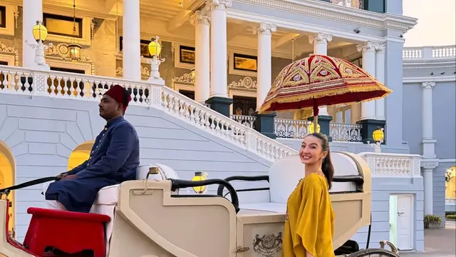 6 Pesona Raline Shah Jelajahi India, Tampil Anggun dengan Dress Mustard dan Maang Tikka Tradisional