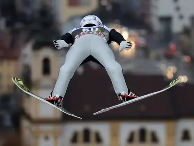 Pemain ski Norwegia, Anders Fannemel melayang di udara pada putaran percobaan turnamen Four Hills Ski Jumping ke-65 di Innsbruck, Austria, Rabu (3/1). Turnamen ski bergengsi itu akan berakhir di Bischofshofen pada 6 Januari2018. (AP/Matthias Schrader)