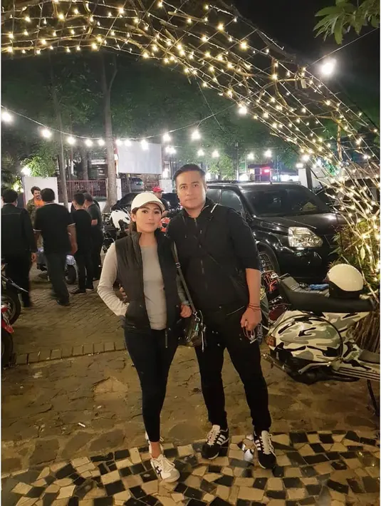 "betuuuul, amin paah ❤❤," jawab Rafi. Tidak lama kemudian dibalas Annisa. "@rafipangestu Alhamdulillah trima kasih ya ALLAH sdh meng Izinkan semua ini TERJADI trima kasih @adjiepangestu & istri tercinta @novitapetria tuk segalanya🙏🏻" tulis Annisa.