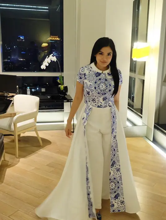 Menurut istri Christian Sugiono ini, selain mendapat pengalaman tersendiri ketika berperan menjadi seorang ibu, ia juga memperoleh sebuah kerbekahan di dalamnya. (Instagram/Titikamall)