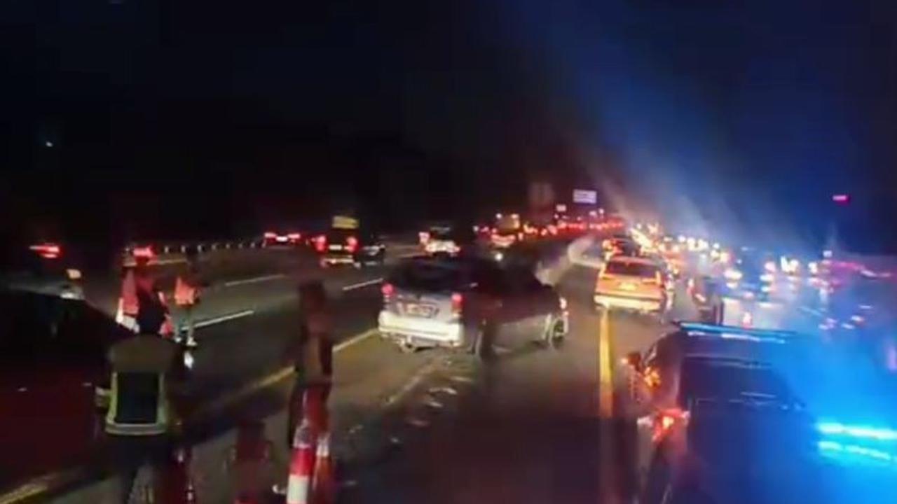 Petugas Terapkan Contraflow Atasi Kepadatan Tol Jakarta-Cikampek Jelang Arus Mudik Idul Fitri 1447 H