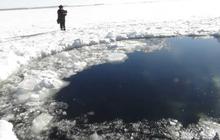 Meteor Rusia yang jatuh membentuk lubang di danau es