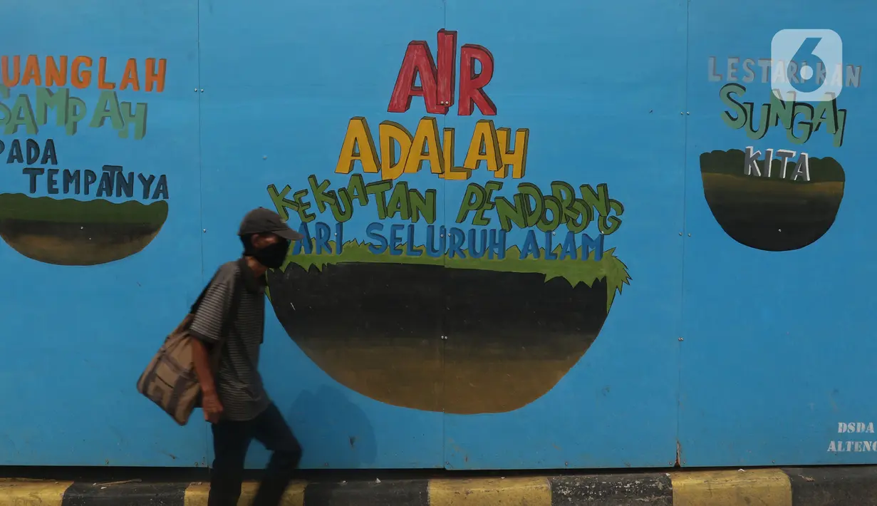 Pejalan kaki melintasi mural yang berisi pesan ajakan untuk menjaga lingkungan di Jalan Tambak, Manggarai, Jakarta, Selasa (11/2/2020). Mural tersebut bertujuan mengingatkan bahwa permasalahan lingkungan merupakan masalah serius yang harus dihadapi bersama. (Liputan6.com/Herman Zakharia)