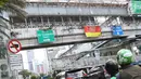 Suasana jembatan penyeberangan orang (JPO) Tosari di Jakarta, Rabu (5/12). Pemprov DKI Jakarta akan segera membongkar JPO Tosari di Jalan Sudirman untuk diganti dengan Pelican Crossing. (Liputan6.com/Immanuel Antonius)