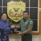 Director Programming SCTV, David Suwarto (kiri) memberikan plakat ke Pangdam Jaya Mayjen TNI Eko Margiyono seusai kunjungan di Makodam Jaya, Jakarta, Selasa (10/12/2019). Kunjungan ini untuk menjalin hubungan kedua pihak. (Liputan6.com/Herman Zakharia)