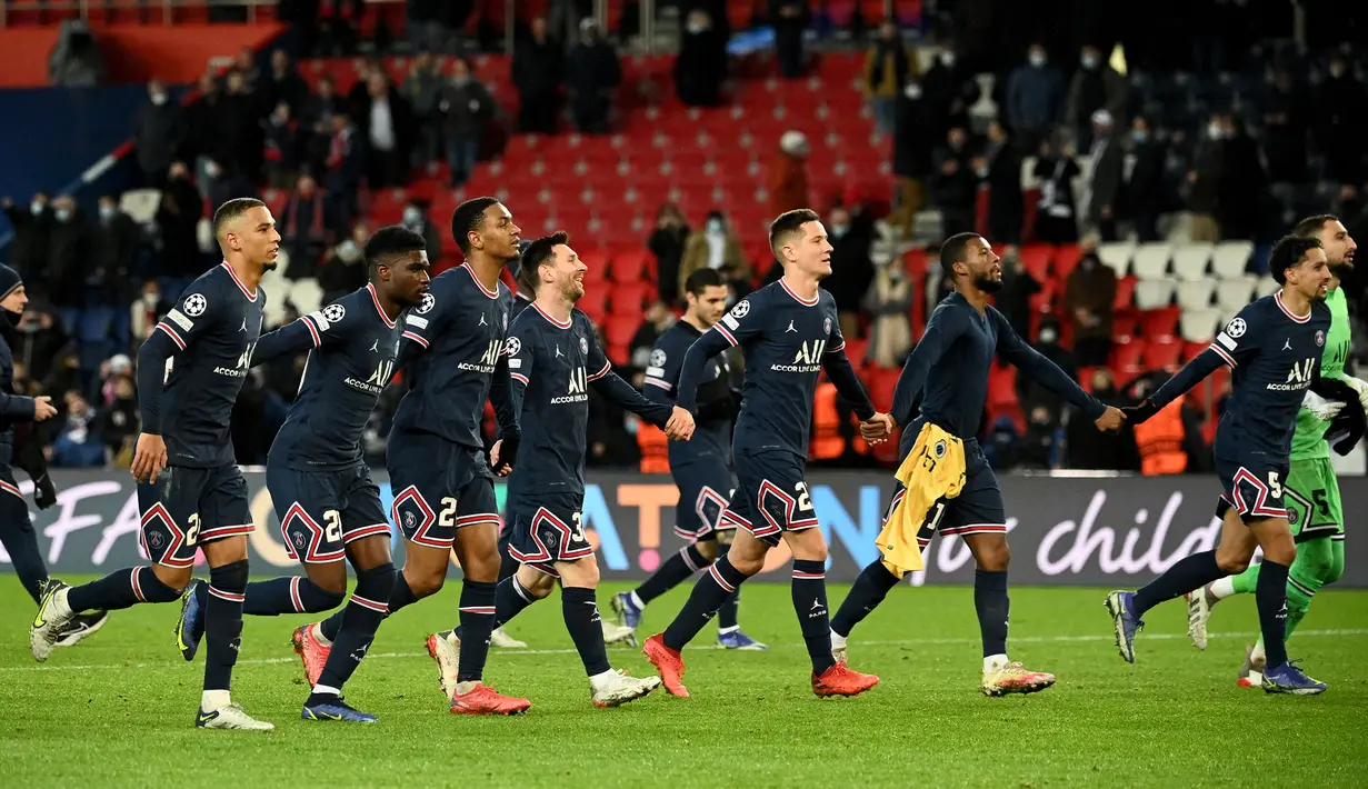 Skor 4-1 bertahan hingga laga usai. PSG yang sebelum laga telah memastikan lolos dari Grup A akhirnya menutup fase grup dengan 11 poin sebagai runner-up, hanya berselisih 1 poin dengan Manchester City sebagai juara grup. (AFP/Anne-Christine Poujoulat)