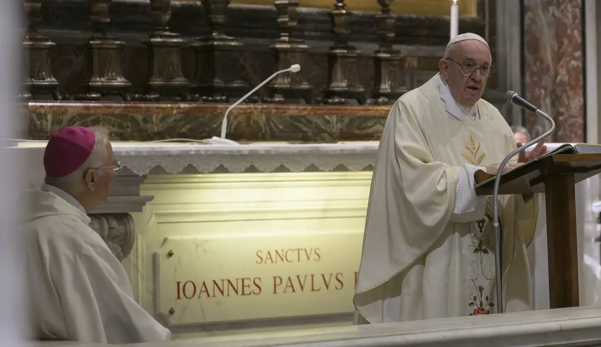 Paus Fransiskus menyampaikan khotbah saat misa peringatan 100 tahun kelahiran Paus Yohanes Paulus II di Basilika Santo Petrus, Vatikan, Senin (18/5/2020). Peziarah dan turis diizinkan mengunjungi Basilika Santo Petrus dengan menerapkan protokol kesehatan COVID-19. (Vatican Media via AP)