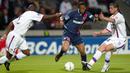 Pada 2001 PSG memboyong Ronaldinho (tengah) ke Paris hingga 2003 dan bermain sebanyak 55 kali dan mencetak 17 gol. (AFP/Jean-Philippe Ksiazek)