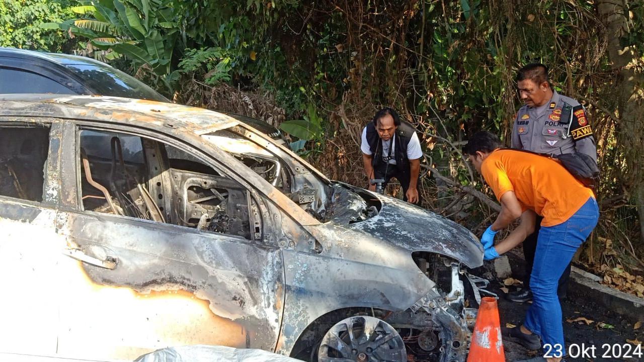 Brio Tiba-Tiba Terbakar saat Diparkir di Bawah Pohon, Pajero di Sebelahnya Ikut Terbakar