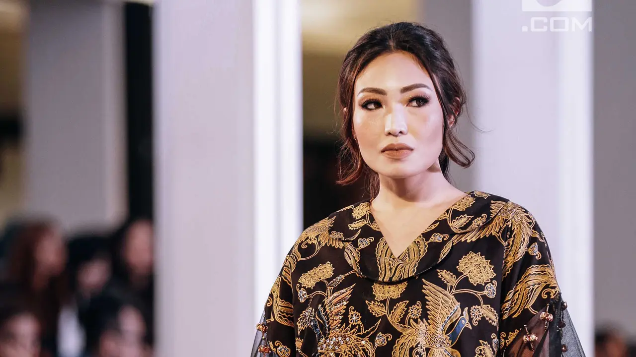 Tirta - Mel Ahyar Suguhkan Batik Detail Rumit di Fashion Nation 2018
