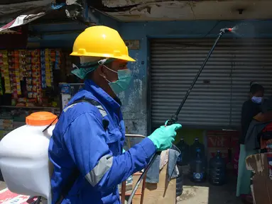 Petugas melakukan penyemprotan cairan disinfektan di Pasar Perumnas di wilayah Jakarta Timur, Selasa (25/8/2020). Penyemprotan ini di bagi dua jalur utara dan Selatan. (merdeka.com/Imam Buhori)