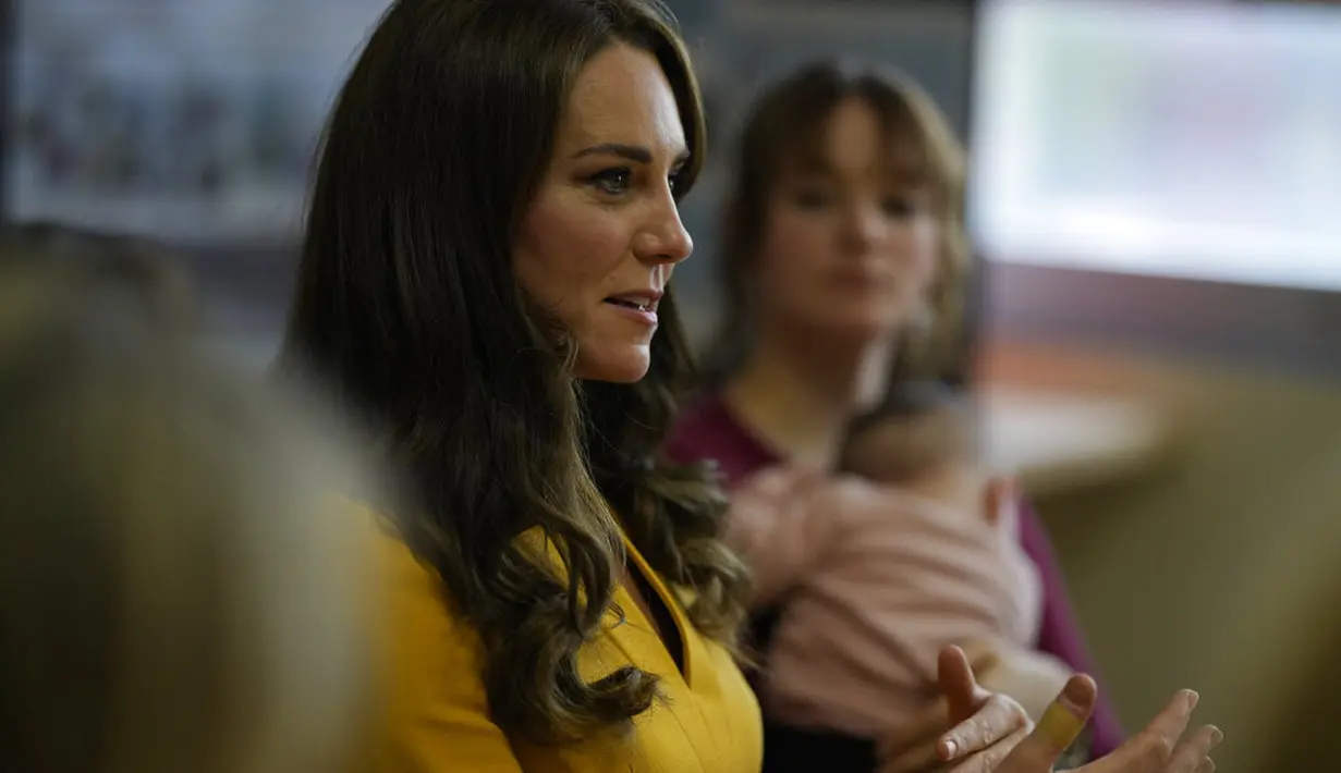 Kate Middleton mengunjungi RS Royal Surrey County. (Foto: AP Photo/Alastair Grant, Pool)