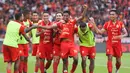 Pemain Persija Jakarta merayakan gol yang dicetak oleh Aditya Warman (tengah) ke gawang Persijap dalam laga lanjutan BRI Super League 2025/2026 di Stadion Utama Gelora Bung Karno (SUGBK), Senayan, Jakarta, Sabtu (03/01/2025). (Bola.com/Abdul Aziz)