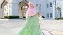 Dress berwarna pastel super cantik ala Tasyi ini juga menarik untuk disimak. Dress ini memiliki motif floral yang sederhana, namun sempurna untuk mempercantik keseluruhan penampilan Tasyi. Ia padukan dengan hijab merah muda yang serasi. Foto: Instagram.