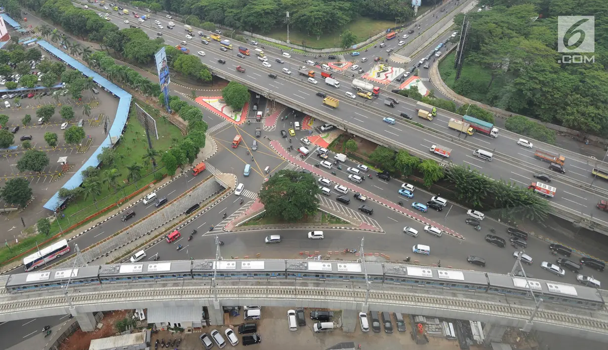 Kereta MRT Jakarta fase I rute Lebak Bulus-Bundaran Hotel Indonesia terlihat setelah melintasi Terminal MRT Lebak Bulus, Jakarta, Rabu (16/1). Moda Raya Terpadu itu rencananya beroperasi pada pertengahan Maret 2019. (Merdeka.com/Arie Basuki)