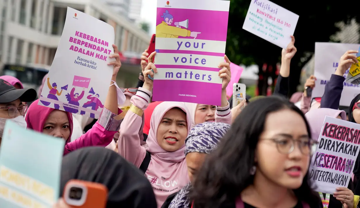 Ratusan orang turun ke jalan pada hari Jumat di Jakarta untuk memperingati Hari Perempuan Internasional. (AP Photo/Dita Alangkara)