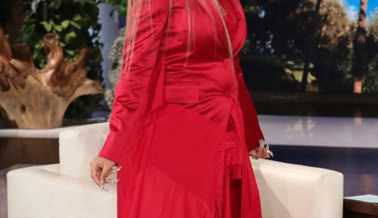 Dalam tweet yang sudah dihapusnya, Cardi B menjelaskan bahwa ia tak ingin berfoto saat tanpa makeup, terburu-buru dan saat sedang bad mood. (instagram/iamcardib)