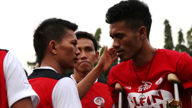 MENITIKKAN AIR MATA - Alfin Tuasalamony menitikkan air mata ketika mendapatkan suntikan semangat dari Ismed Sofyan. (Bola.com/Arief Bagus)