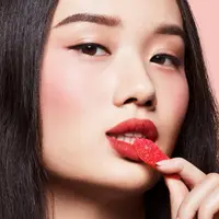 Rekomendasikan 11 merek lipstik merah terbaik dari brand lokal dan internasional, untuk tampil cantik di hari spesial. (Foto: MAC Cosmetics)