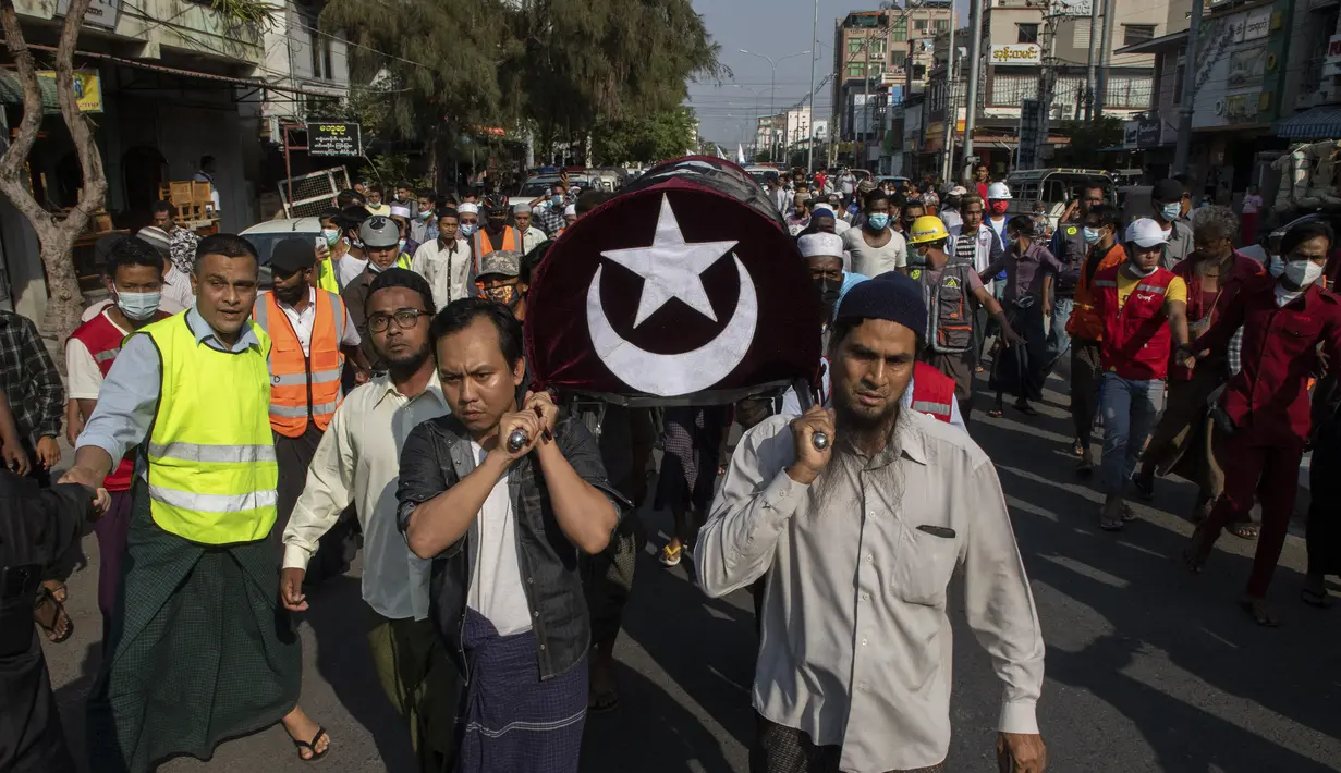 Warga membawa jenazah wanita Muslim yang terbunuh dalam demonstrasi saat upacara pemakamannya di Mandalay, Myanmar, Senin (1/3/2021). Sedikitnya 18 orang tewas akibat bentrokan dengan polisi pada hari Minggu. (AFP)