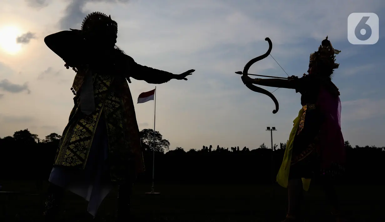 Umat Hindu menampilkan ramayana saat mengikuti parade budaya di Buperta, Cibubur, Jakarta, Selasa (21/3/2023). (Liputan6.com/Herman Zakharia)