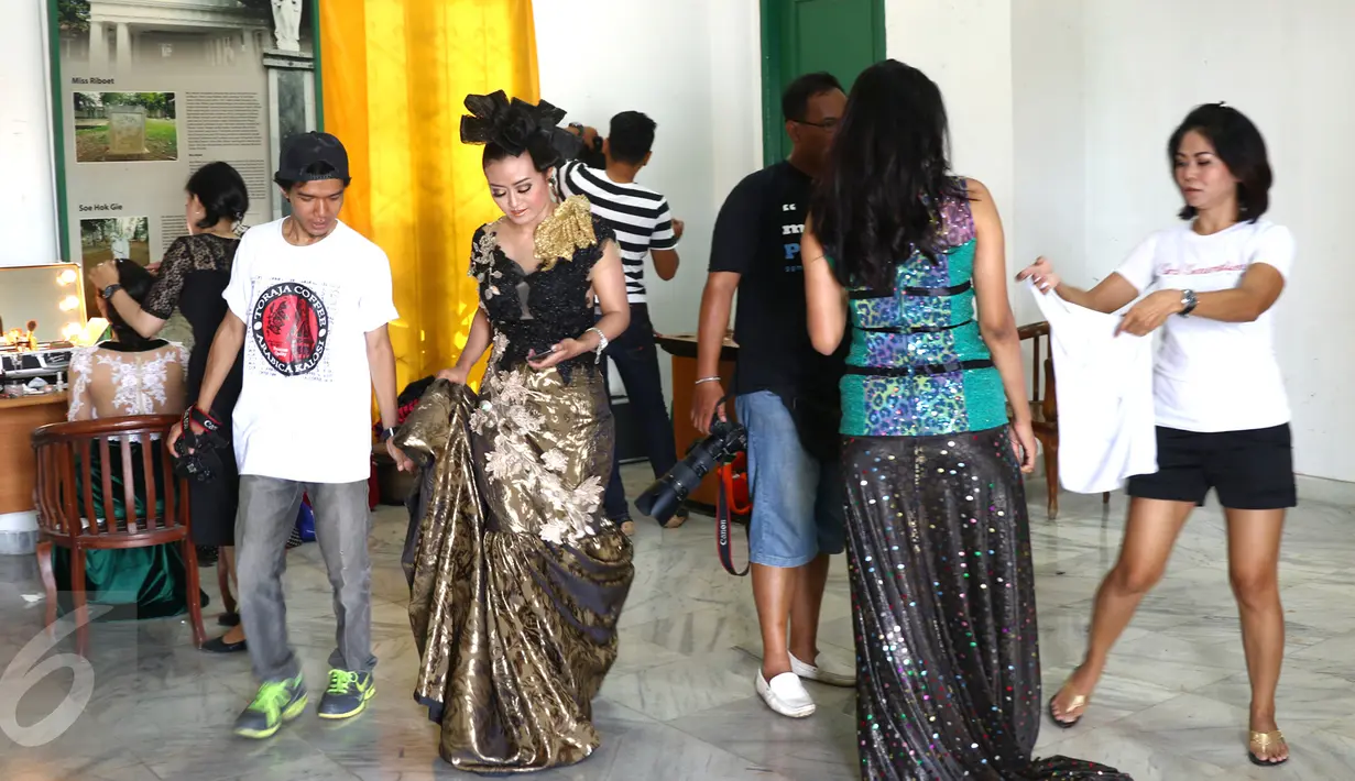 Model bersiap menjalani pemotretan usai mengenakan kostum di Taman Prasasti, Jakarta, Minggu (20/12/2015). Girls Generation Models Photography mengadakan photo hunting serentak di 16 kota di Indonesia. (Liputan6.com/Yudha Gunawan)