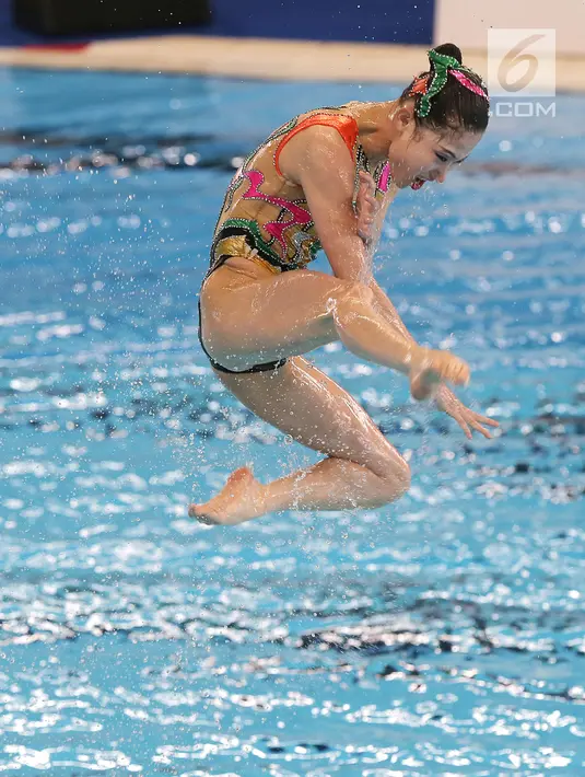 Tim perenang Artistik Korea Utara menampilkan gerakan pada babak final nomor free routine Asian Games 2018 di Aquatic Center, Gelora Bung Karno, Jakarta, Rabu (29/8). Korea Utara menempati posisi ke-3 setelah Jepang. (Liputan6.com/Fery Pradolo)