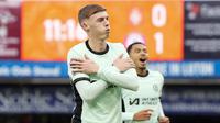 Pemain Chelsea, Cole Palmer, melakukan selebrasi setelah mencetak gol ke gawang Luton Town pada laga pekan ke-20 Premier League 2023/2024 di Kenilworth Road, Sabtu (30/12/2023). The Blues menang dengan skor tipis 3-2. (AP Photo/Alastair Grant)