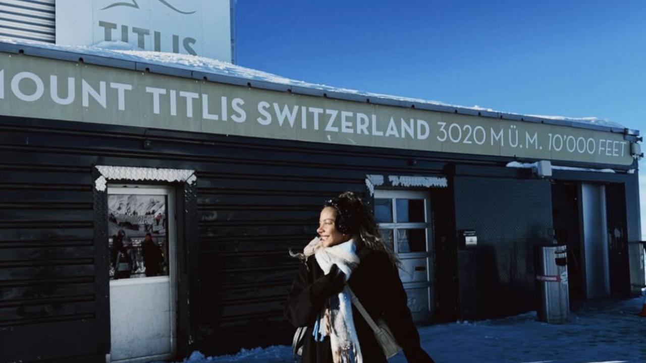 5 Potret Zsa Zsa Utari Pamer Pesona di Swiss, Gaya Winter Look yang Banjir Pujian