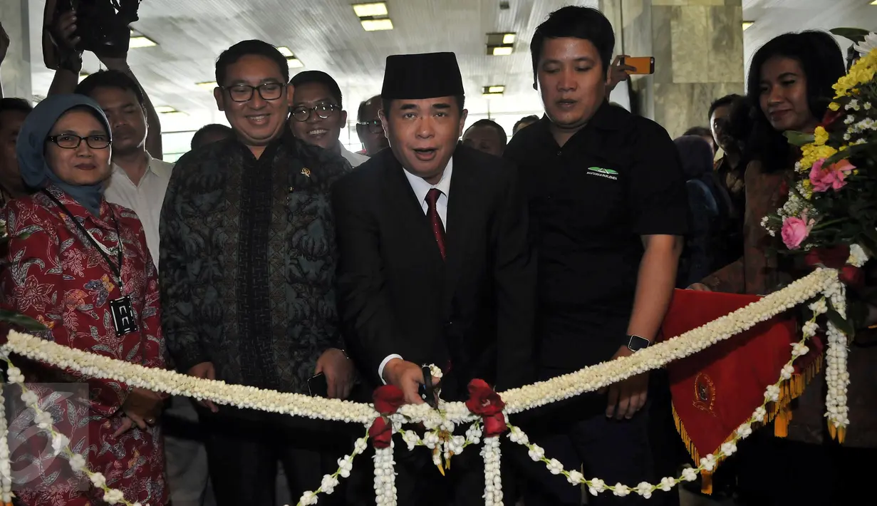 Ketua DPR RI Ade Komarudin menggunting pita pada peresmian ruangan wartawan parlemen di Gedung Nusantara III kompleks parlemen, Senayan, Jakarta, Selasa (5/4). Ruangan itu diperuntukan bagi para pewarta berita yang ada di DPR. (Liputan6.com/Johan Tallo)