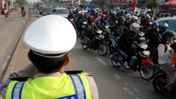 Penjagaan ketat dilakukan aparat Polres Karawang di sekitar pertigaan Lamaran untuk mencegah pengemudi yang nekat melintasi jembatan Lamaran, (26/7/2014). (Liputan6.com/Miftahul Hayat)