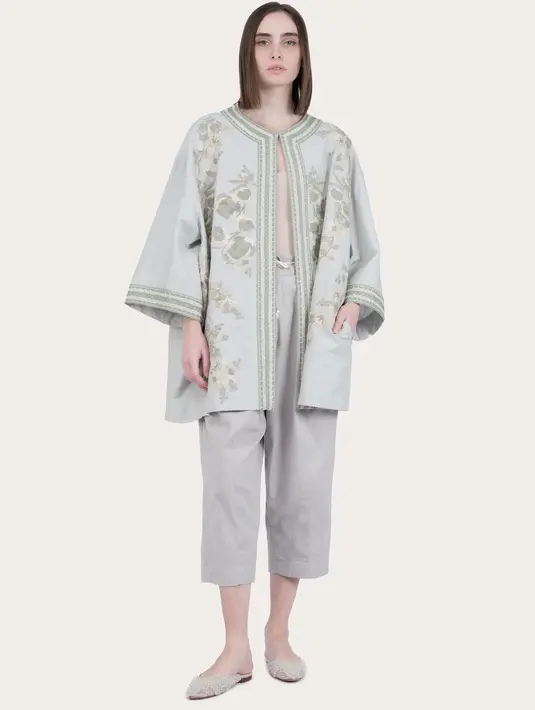 Memperkenalkan bahan katun pinstripe dengan persepsi lembut dan santai, fusi dengan bordir yang mempesona. Selain itu, bahan kanvas berstruktur halus ditampilkan musim ini dengan se taffeta silk fabric mixture untuk mencapai keserbagunaan pakaian kasual. Bahan lain seperti wrinkle organza, silk organza, cotton, tencel silk, satin viscose, and tulle juga berkontribusi dan menjadi pilihan tepat.  /Foto dok SAPTO DJOJOKARTIKO.