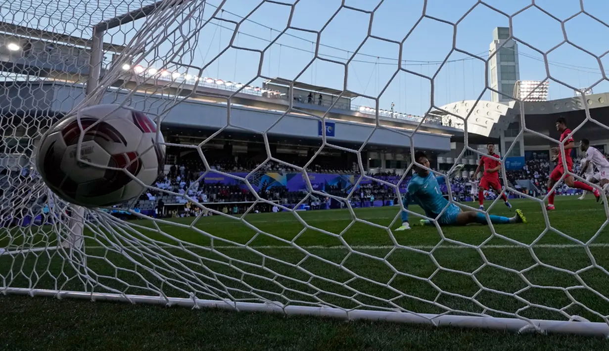 Pemain Paris Saint-Germain (PSG) Lee Kang In mencetak dua gol di babak kedua. Satu gol lainnya dibuat oleh Hwang In Beom di babak pertama. (AP Photo/Thanassis Stavrakis)