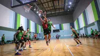 Pemain Timnas Basket Indonesia, Muhammad Arighi (tengah kiri)&nbsp;berusaha mencetak poin saat pemusatan latihan Timnas Basket Indonesia untuk SEA Games 2023 Kamboja di GBK Arena, Senayan, Jakarta, Rabu (03/05/2023). (Bagaskara Lazuardi)
