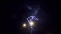 Pemandangan mengerikan saat kilat terjadi. (Video Grab)