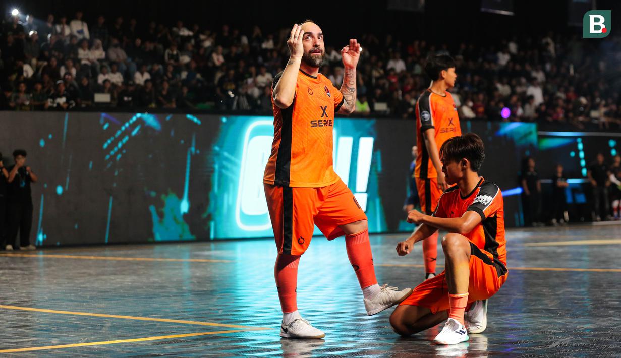 Pemain Nova Titans, Ricardinho melakukan selebrasi setelah mecetak gol ke gawang Fury Squad dalam laga Futsal X Series 2 di GOR UNJ, Rawamangun, Jakarta, Sabtu (17/01/2026). (Bola.com/Bagaskara Lazuardi)