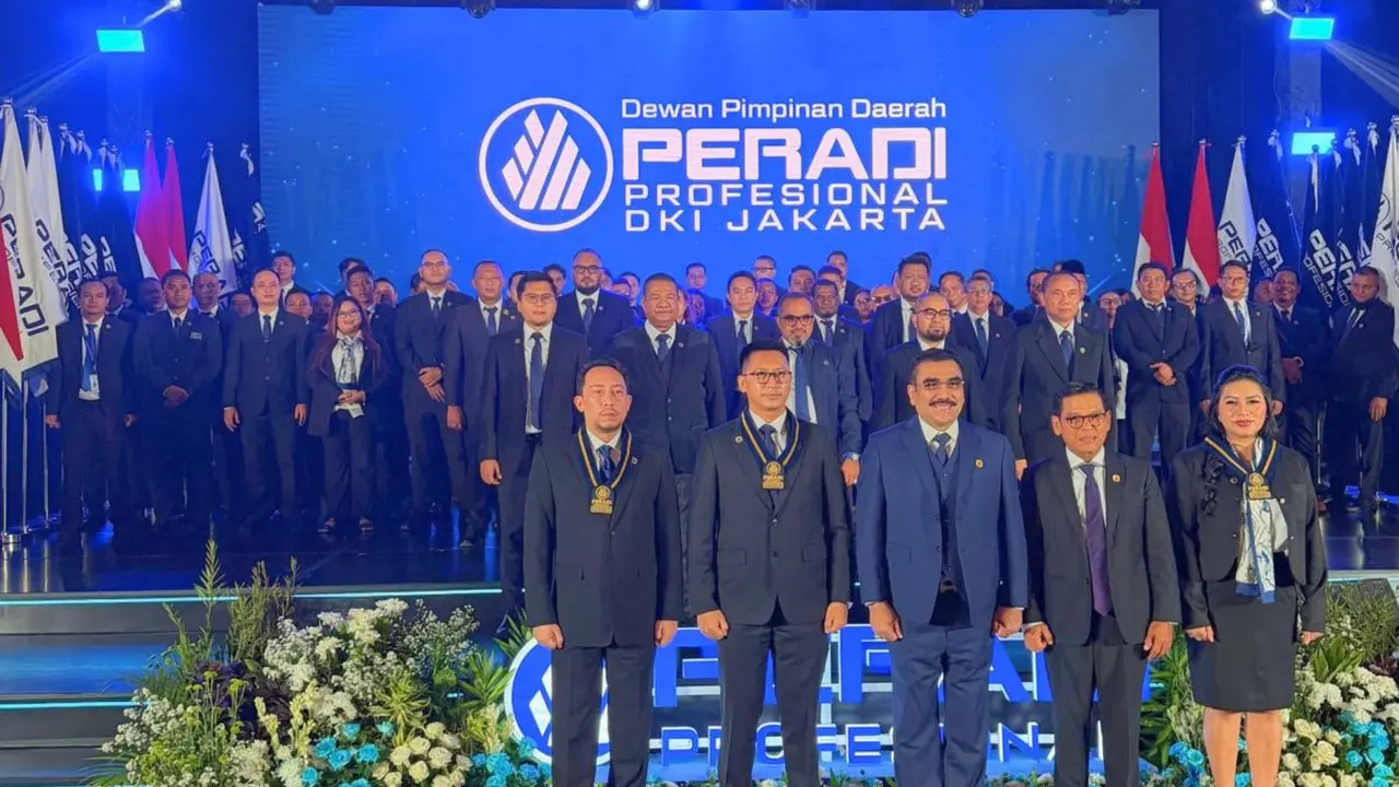 Ketua Umum Dewan Pimpinan Nasional (DPN) PERADI Prof Harris Arthur Hedar (ketiga kiri) dalam acara pelantikan pengurus DPD PERADI Prof, di Jakarta, Jumat (28/8) (Istimewa)