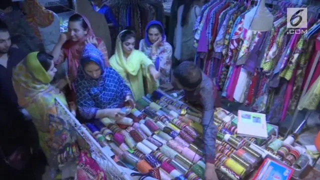 Menyambut Hari Raya Idul Fitri 1 Syawal 1439 Hijriah, warga Pakistan berbelanja kebutuhan lebaran di pasar malam.
