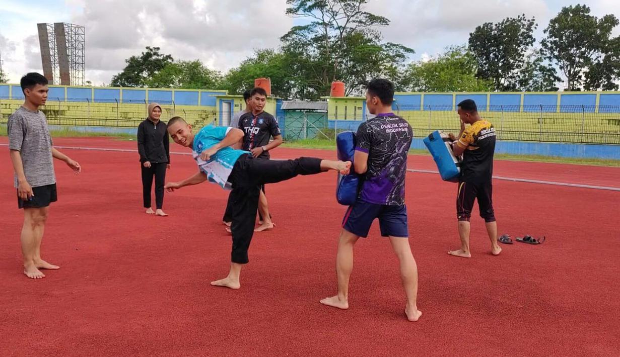 Atlet-atlet Pencak Silat yang sebagian besar adalah anggota Polri tampak semangat dalam berlatih. Marciano turut menyempatkan sedikit berdiskusi setelah melihat mereka berlatih. (Dok. KONI)