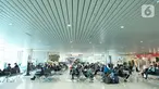 Calon penumpang menunggu keberangkatan ketika di Bandara Internasional Yogyakarta (YIA), Rabu (11/11/2020). Desain bandara yang melibatkan 43 seniman dalam pembangunan tersebut dibalut dengan warna cat dan pelapis AkzoNobel yang menghabiskan 130 ribu liter kaleng cat. (Liputan6.com/Pool)