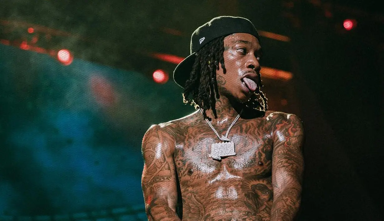 Mengingat kekayaan yang dimiliki, netizen mengungkapkan bahwa naik bus bukanlah hal yang wajar dilakuan. (instagram/wizkhalifa)