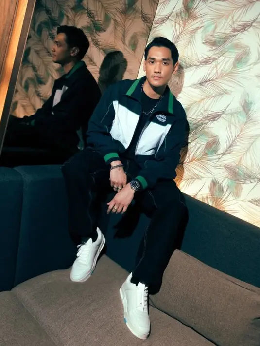 Afgan tampil keren dengan kaus hitam ynag ditumpuknya dengan jaket berkerah, dipadu mengenakan celana panjang hitam, dan sneakers putih. [Foto: Instagram/afganisme.official]