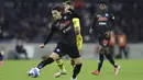 Gelandang Napoli, Eljif Elmas  mengontrol bola saat bertanding melawan Bologna pada pertandingan Liga Serie A Italia di stadion Diego Armando Maradona di Naples, Italia, Jumat (29/10/2021). Napoli menang telak atas Bologna 3-0. (Alessandro Garofalo/LaPresse via AP)