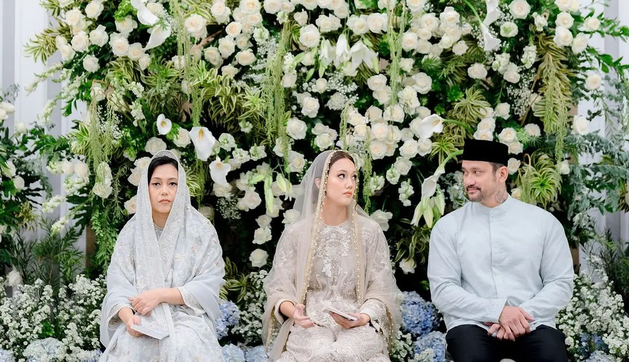 Ditambah dengan hiasan bordir bunga dalam palet warna silver keemasan di segala sisi. [@t_orasudi_ro/@deaantys].