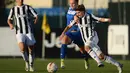 Bek tim wanita Juventus, Tuija Annika Hyyrynen (kanan) berusaha melewati bek Sassuolo Giulia Bursi saat bertanding melawan Sassuolo di Liga wanita Italia di Juventus Center di Vinovo (18/11). Juventus menang 2-0. (AFP Photo/Marco Bertorello)